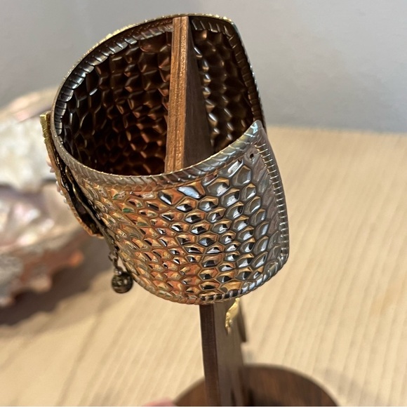 Cuff bracelet reworked with vintage jewelry added gold pink flowers - Picture 3 of 7